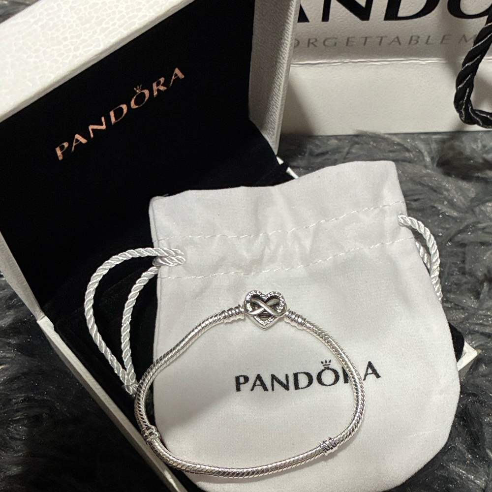 *FINAL PRICE* 
Pandora Infinity Heart bracelet (Family Forever)